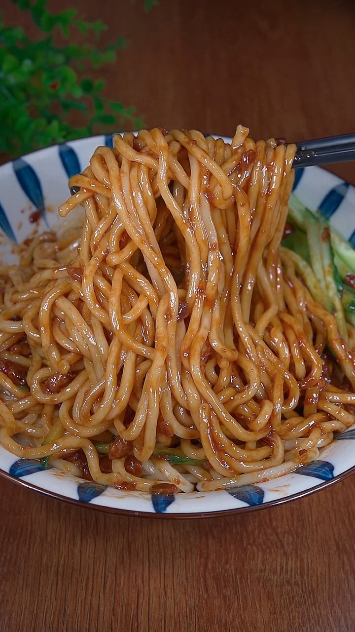 #美食#炸酱面的详细做法，简单又好吃，太香了