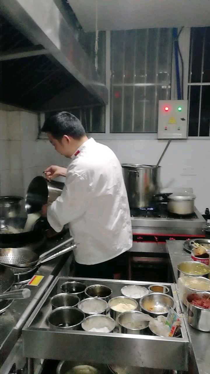 湖北正宗的鱼头泡饭!