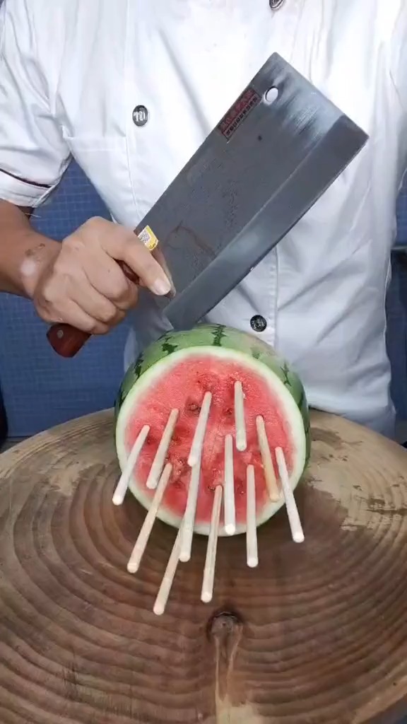 西瓜快速切块,这是高手!