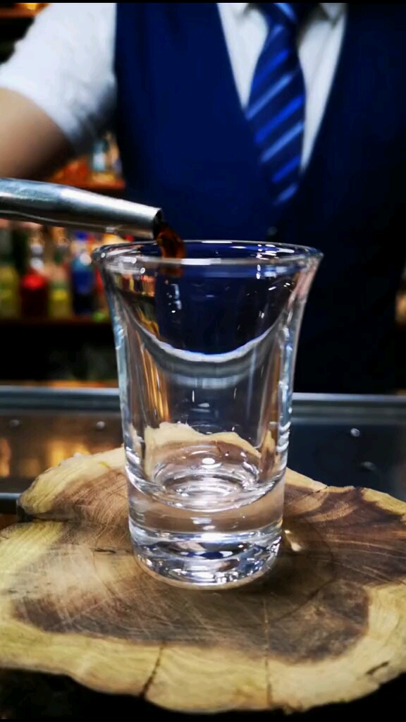 许多网友问怎样是B52轰炸机的正确喝法。今天我给大家演示一下