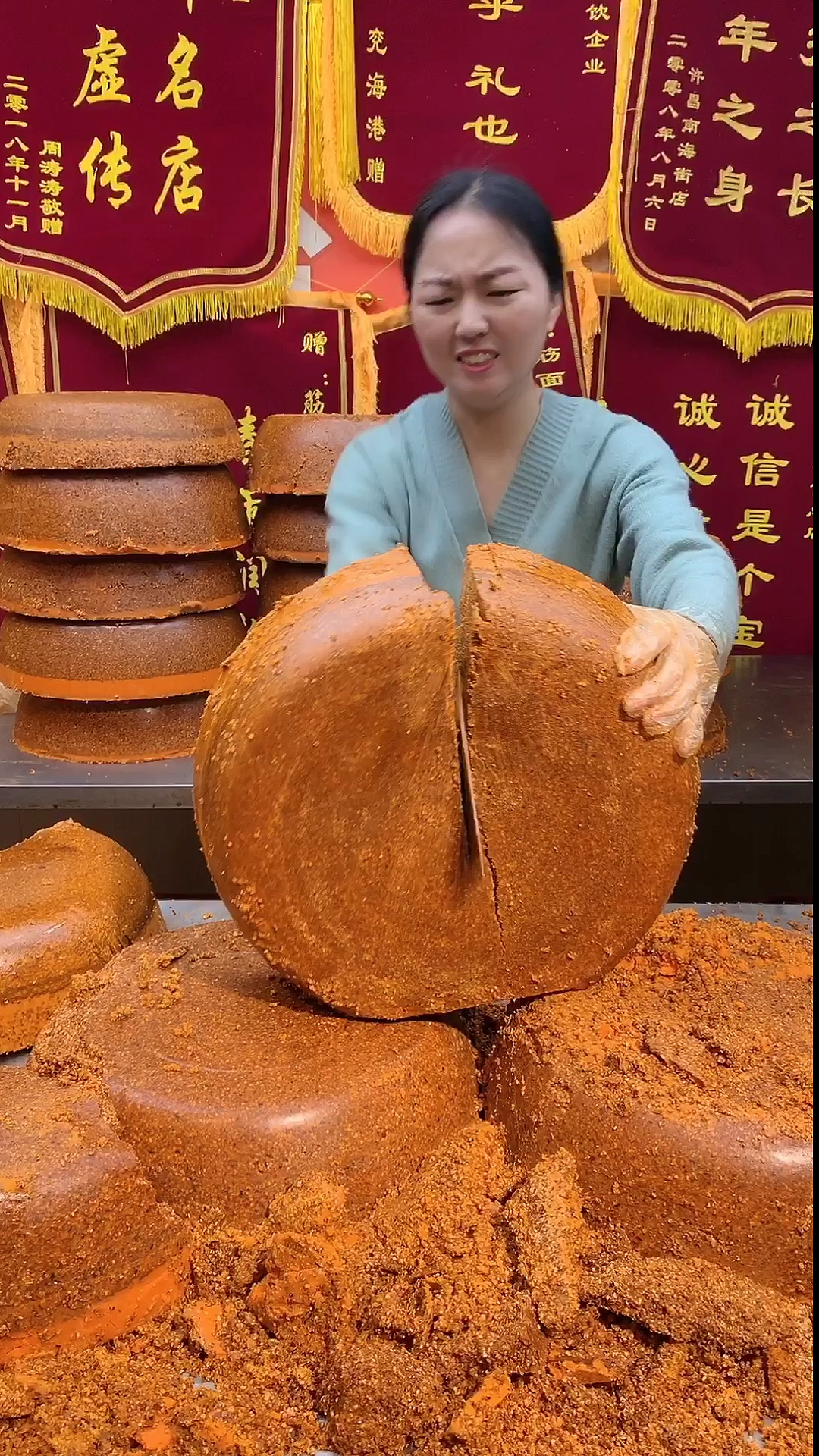 羊肉500克,羊骨750克,羊油50克,陈皮5克,草果1个,良姜9.8克,白芷4