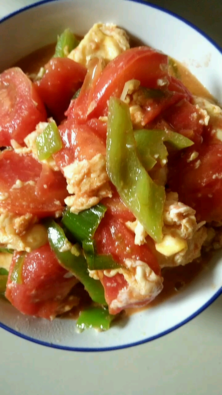 小炒两个菜,西红柿鸡蛋,还有洋白菜!