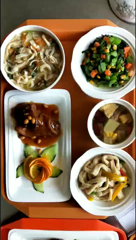 黄豆焖猪脚 清炒菜心玉米粒 双椒千页豆腐 玉米排骨养生汤 油菜炒面片