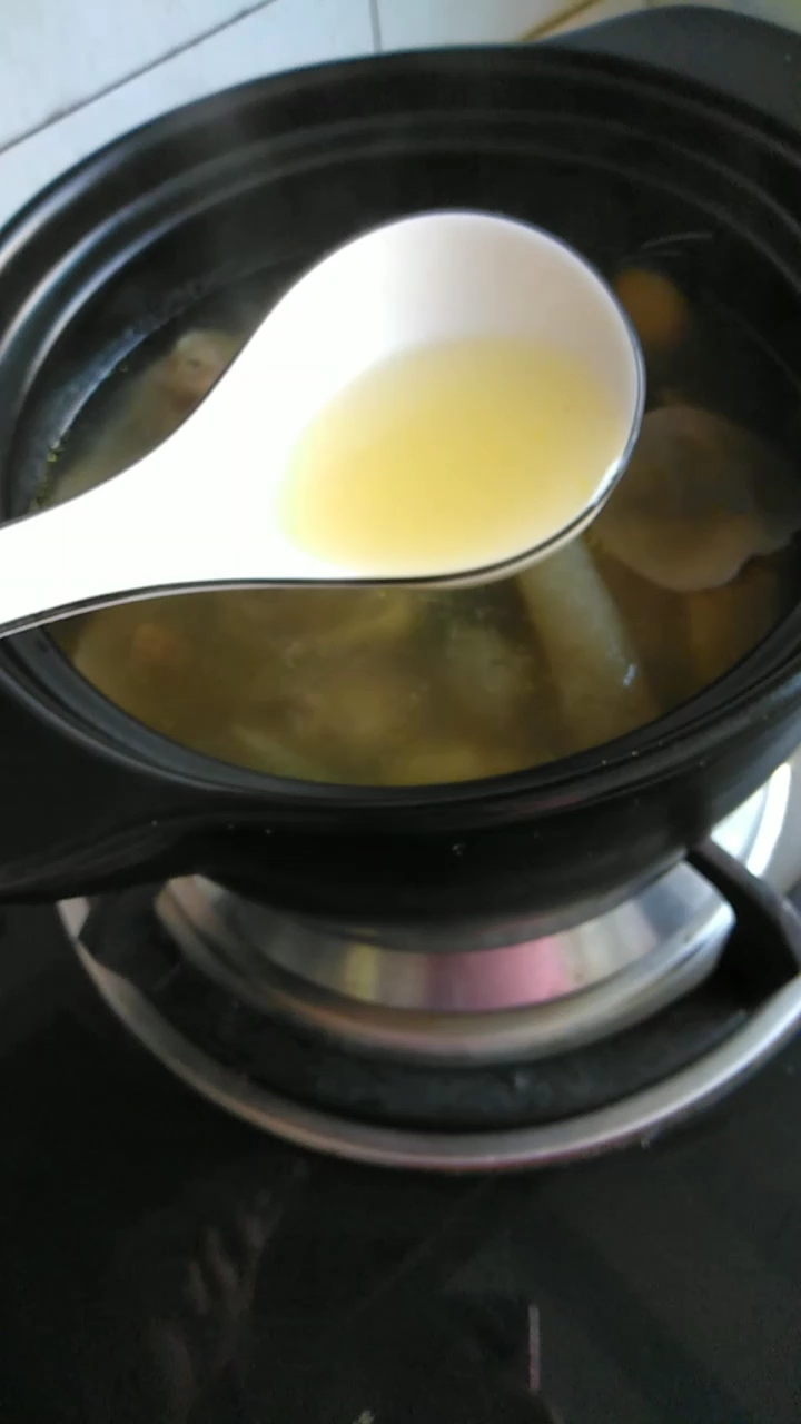 #黑暗料理之王#鲨鱼骨菌菇鸡汤,味道真好