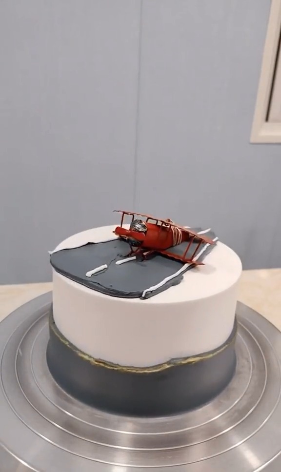 飞机降落在蛋糕上