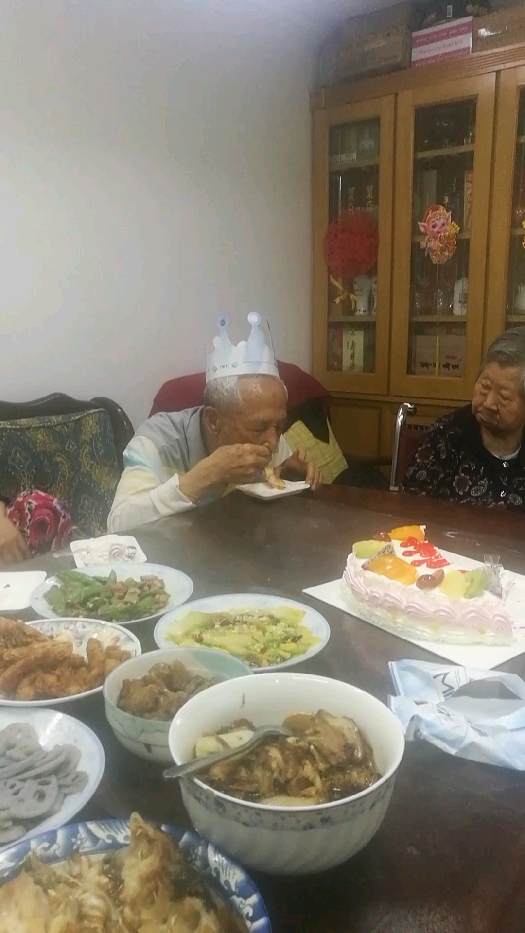 老人大寿过生日了,吃蛋糕