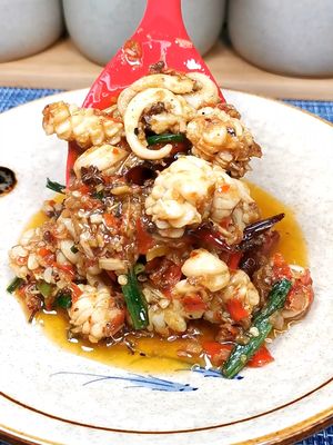 西双版纳夜市必点的油呛菜油呛鱿鱼安排起来 鱿鱼  西双版纳  夜市  