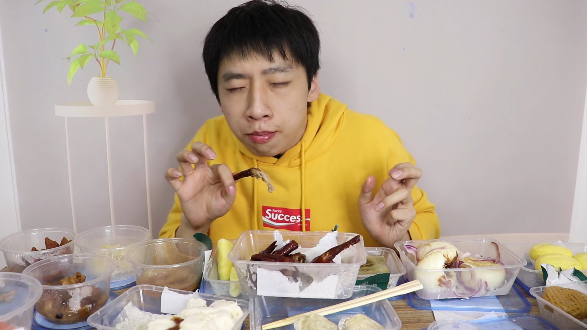 广东早茶什么点心最好吃?小伙直接一次性全点完尝试下!(No5)
