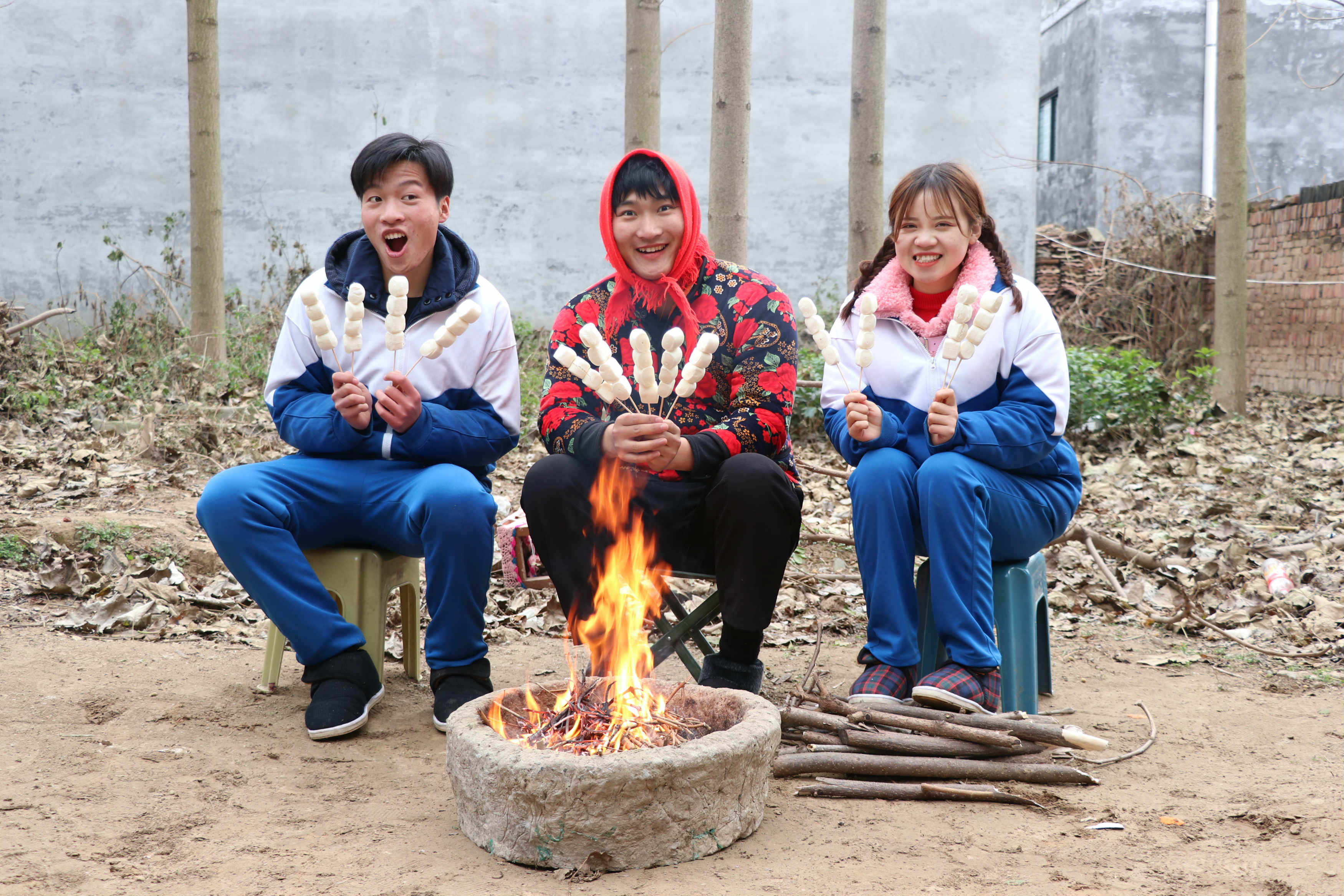 短剧:妈妈带兄妹俩烤奶香小馒头,来福的炭烧味小馒头太奇葩了