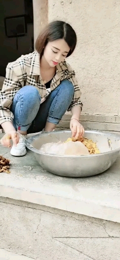 #乡村生活#杏子生了虫不能吃,就把杏仁挑出来做咸菜。爷爷总说钱是一分一分上万的,粮是一粒一