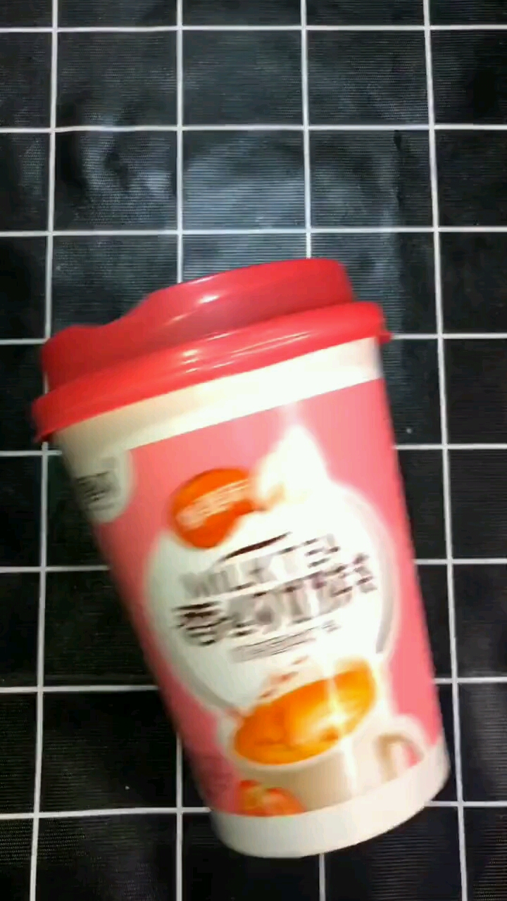 今天做了简单好吃又好做的奶茶果冻味道还不错!