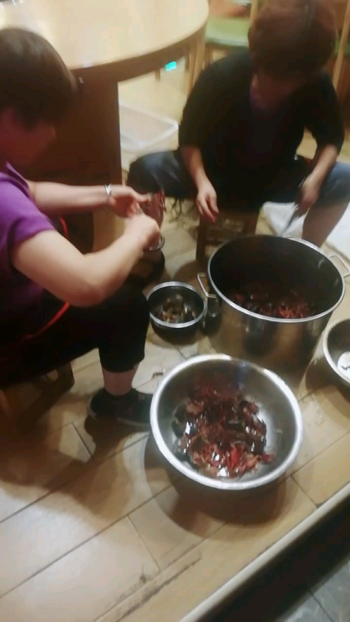 阿姨杀龙虾好费劲
