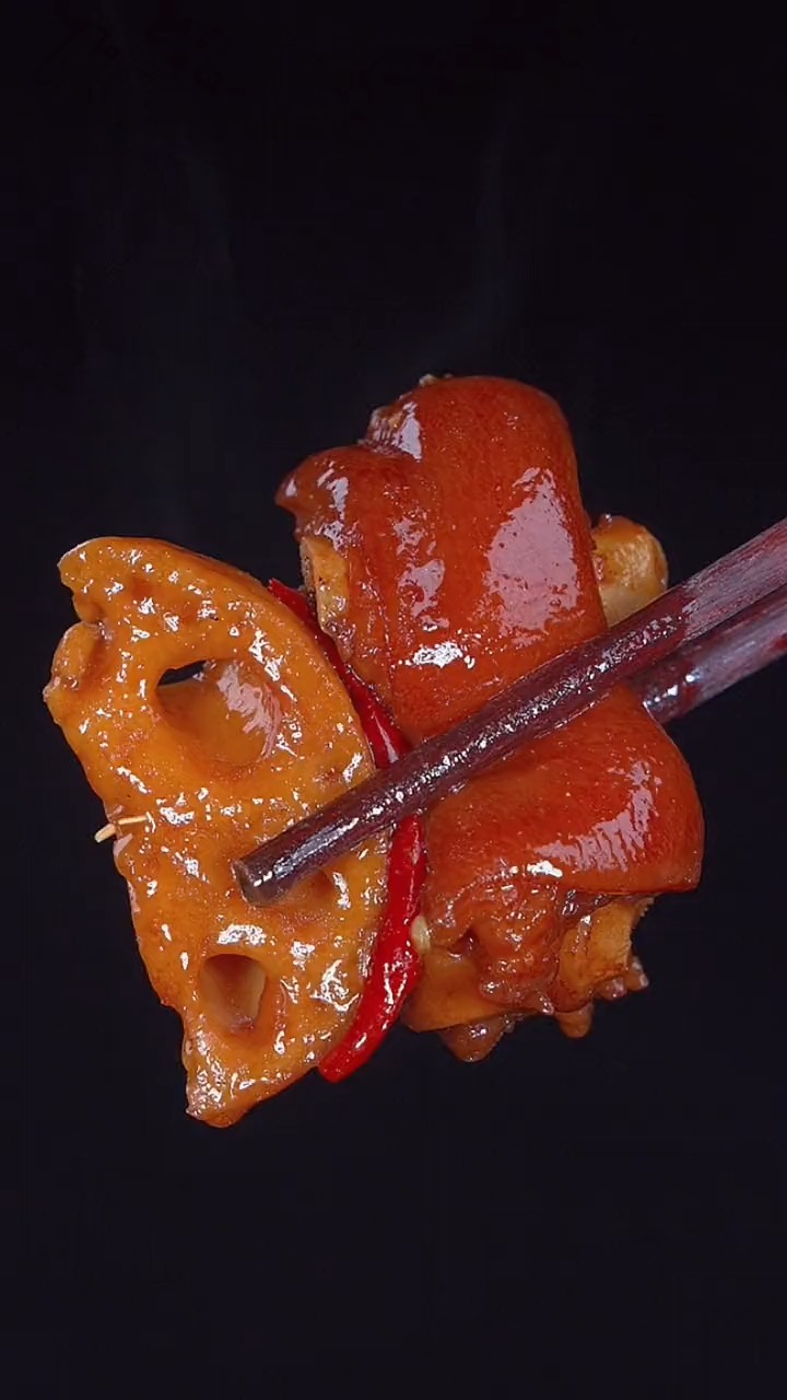 #美食#这样做的猪蹄炖莲藕,肥而不腻,莲藕粉糯鲜香!