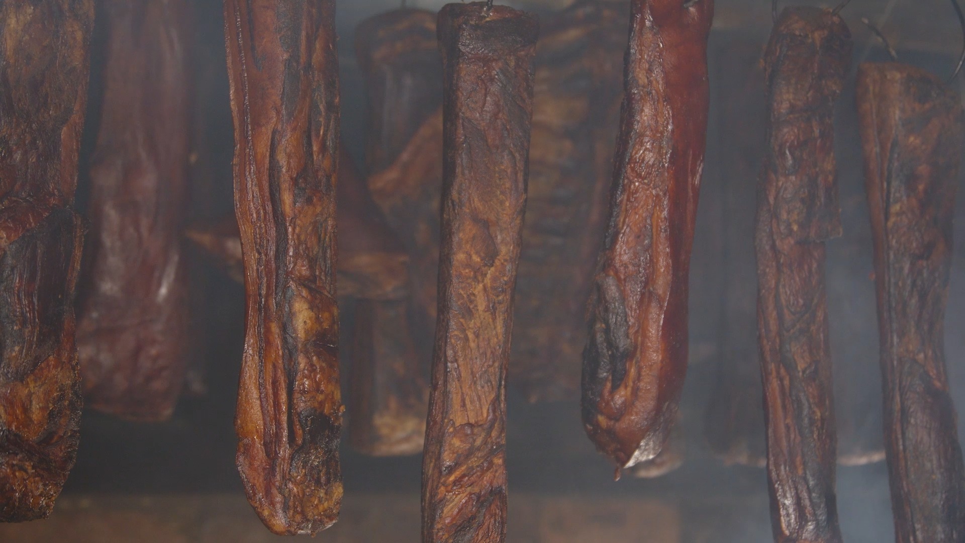 #腊肉#你们家有熏腊肉的传统吗？湖南柴火烟熏腊肉全过程，熏香十足易保存
