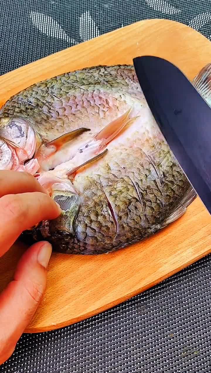 今天分享给大家一道烧烤味鲫鱼的做法,你可能没有见过简直太好吃了