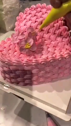 这个生日蛋糕女人肯定喜欢,吃完铁定对你贼温柔
