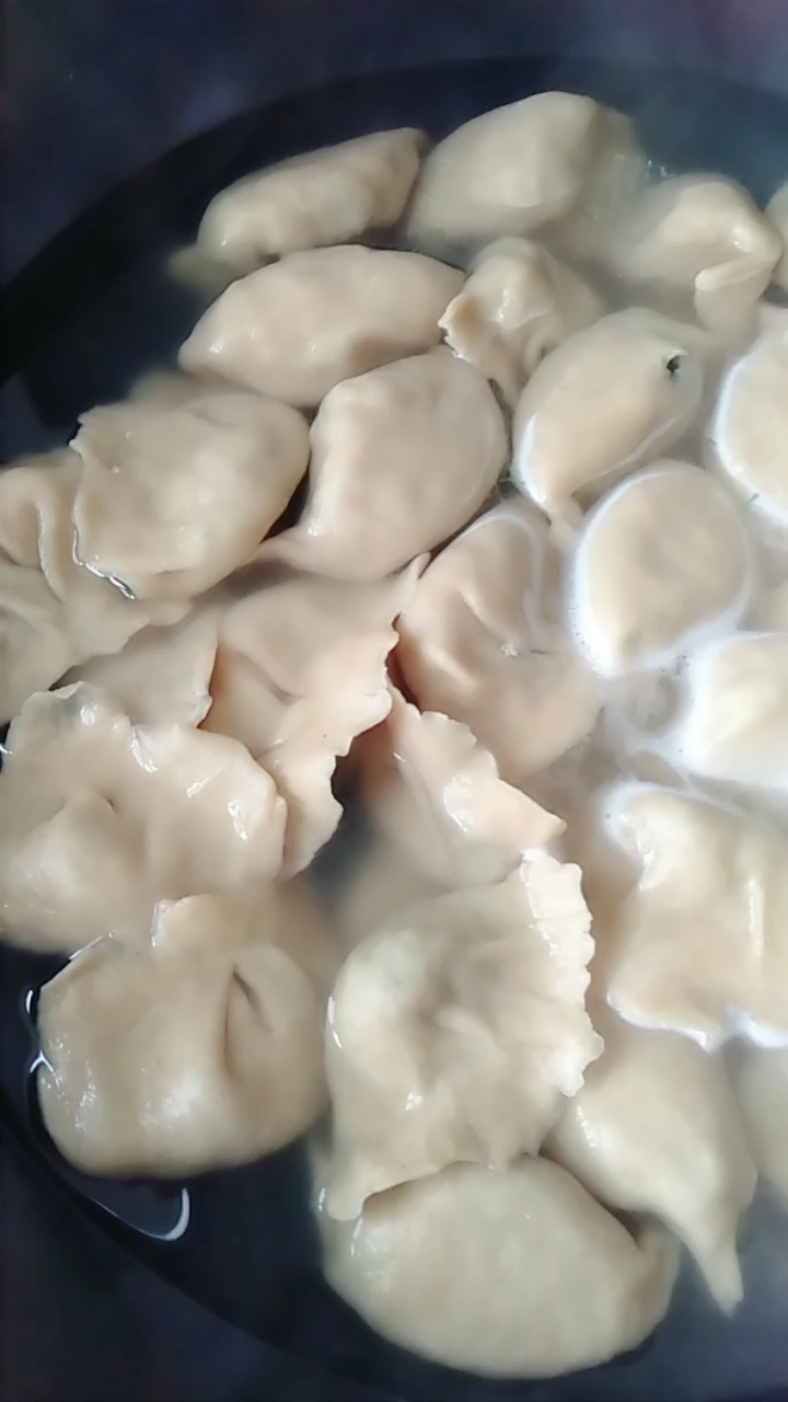 这饺子照出来还挺白的,其实老黑了