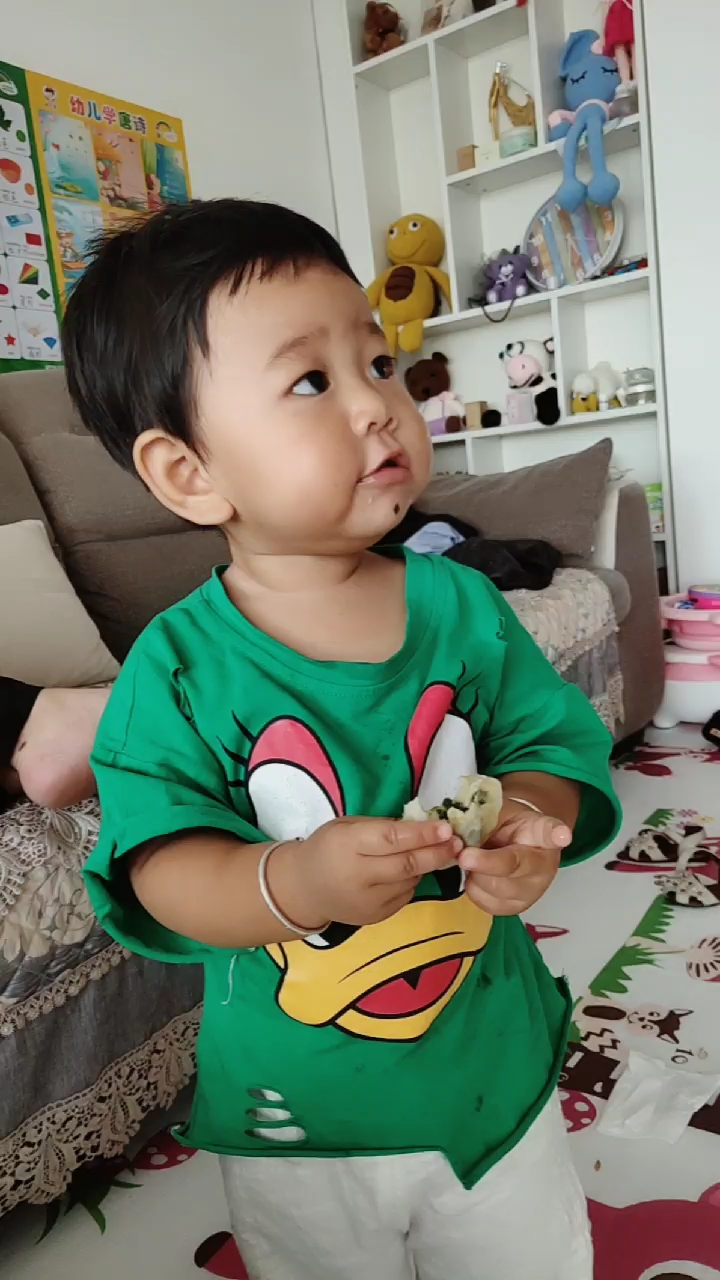 一边吃饺子一边还不忘逗我
