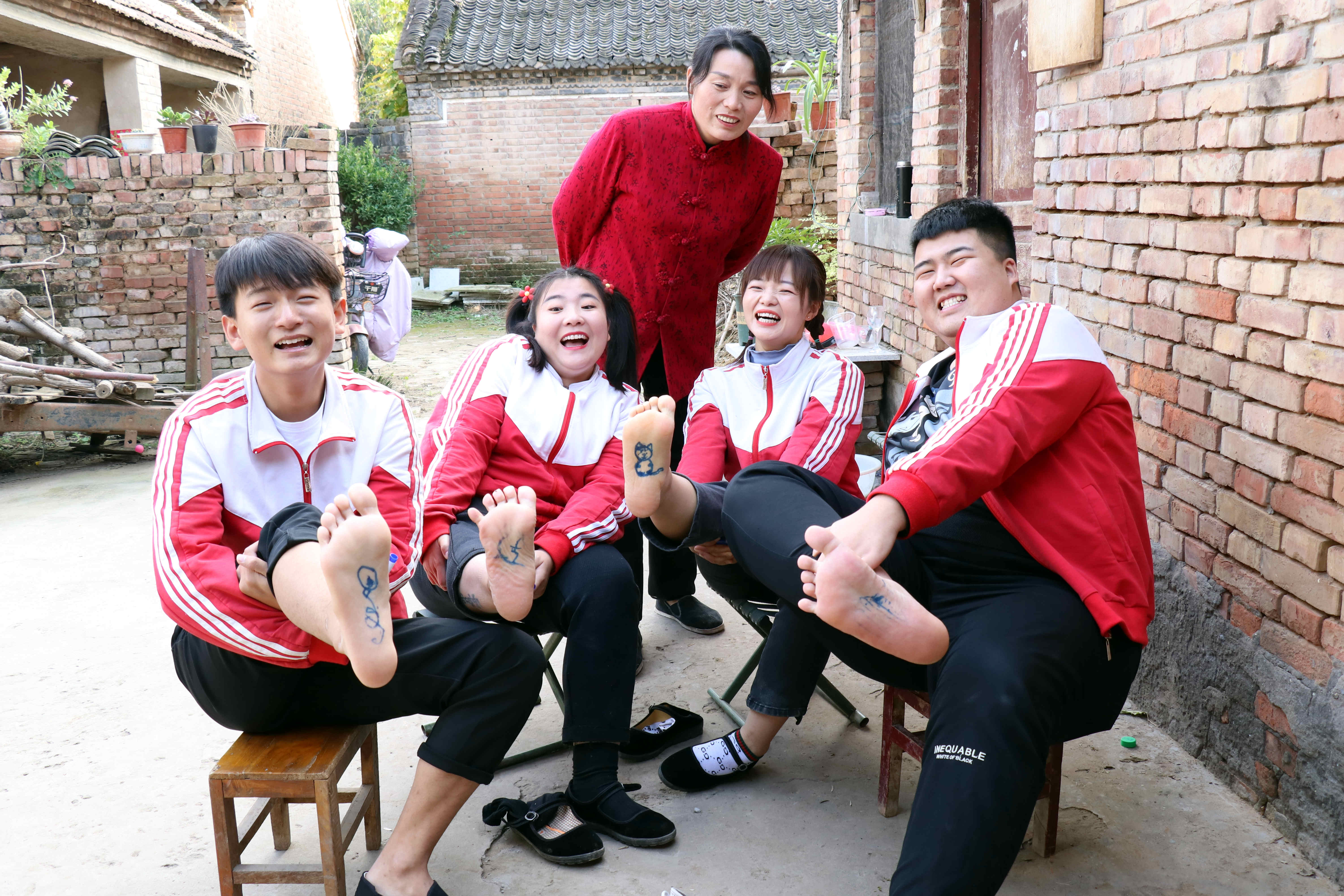 小伙伴们一起玩脚底作画,输的人要被惩罚挠脚心100下,太逗了