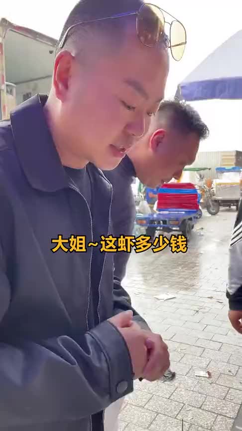 花三千吃龙虾吃到饱是何种体验帅哥采购新鲜澳洲龙虾,要求厨师做美食吃到吐