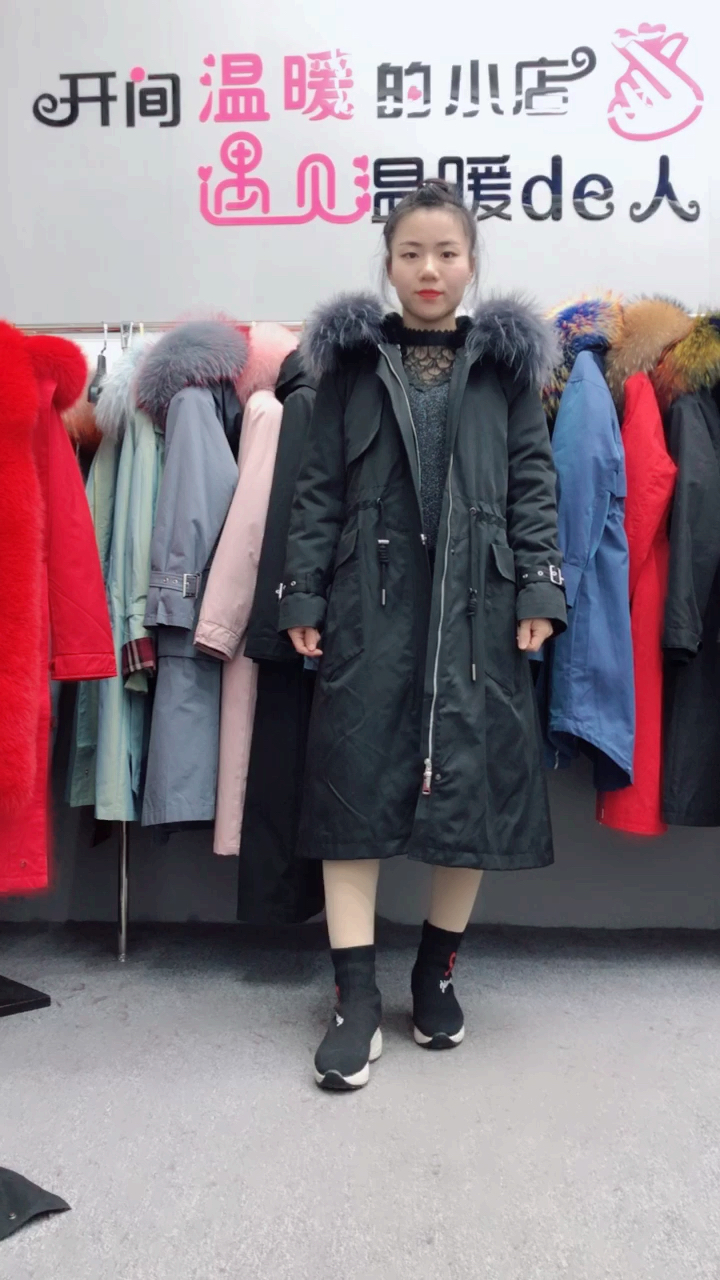 #街拍#冬装过膝款獭兔毛派克服