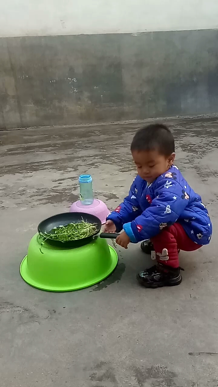 我的小宝贝和妈妈学做饭的!!最后还有拧煤气的动作!学的很到位!