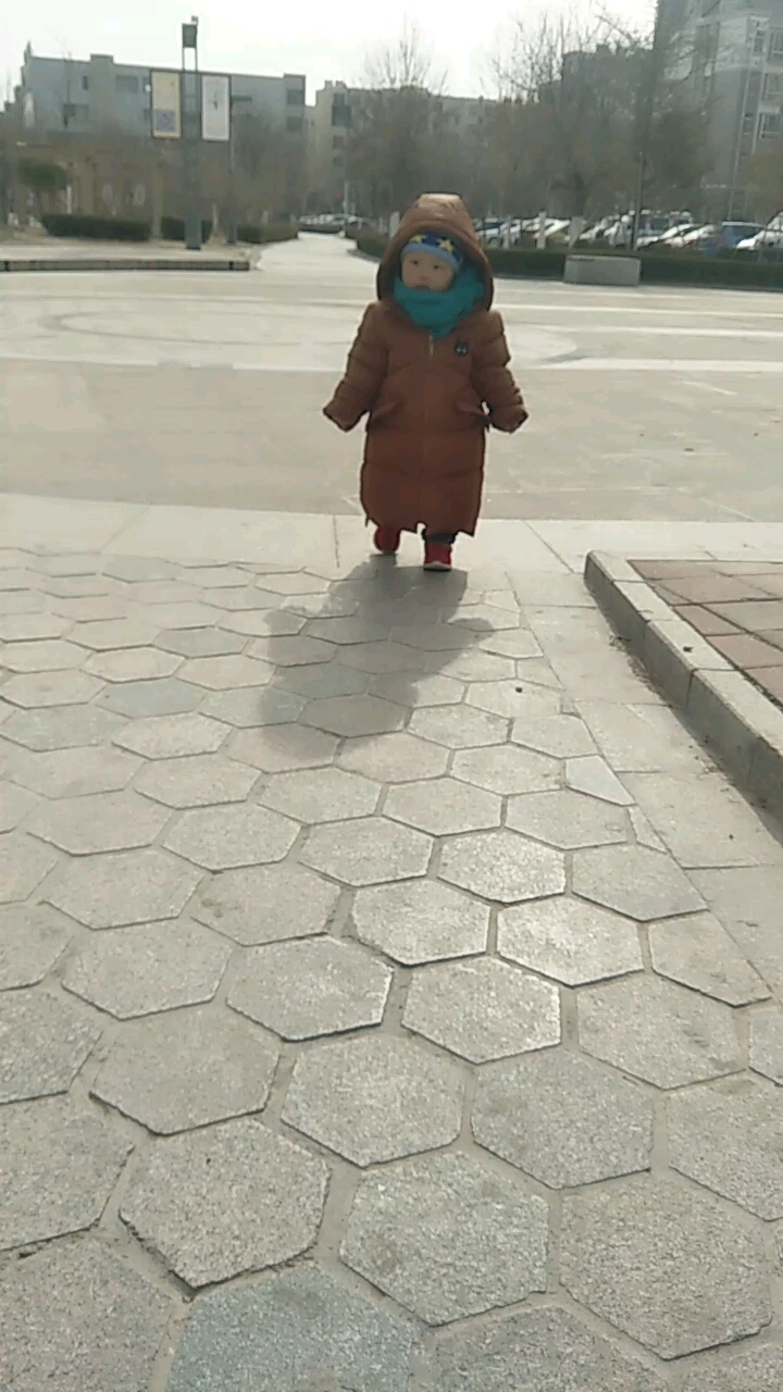 走路像小企鹅一样