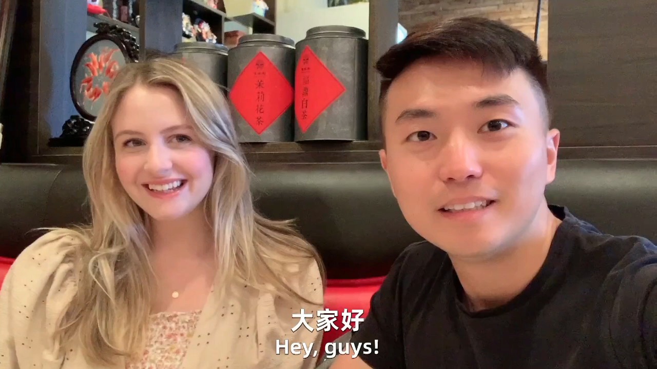 #vlog日常#从不吃鸭肉的美国媳妇,碰上了北京烤鸭!刚吃一口,看她是啥反应(1)