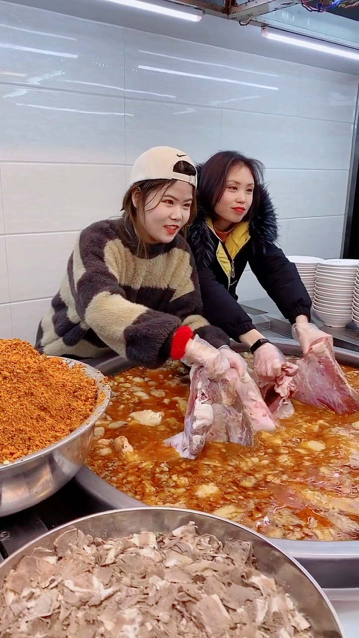 羊肉500克,羊骨750克,羊油50克,陈皮5克,草果1个,良姜10克,白芷5克