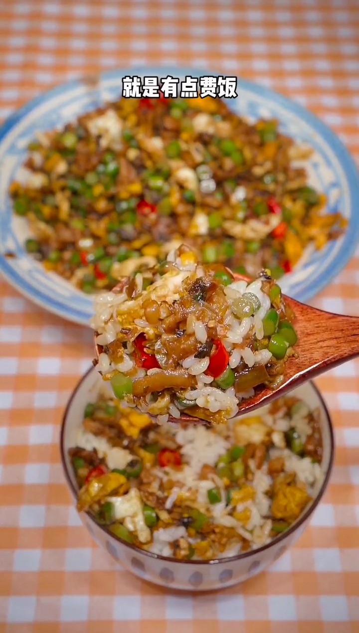#美食#蒜苗炒外婆菜非常好吃,尤其用米饭这么一拌,太香了,大米饭要多煮一点