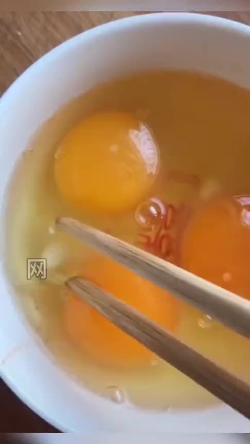 网友买的鸡蛋打开后意外发现,里面居然有团白色的点,真担心是鸡蛋变质!