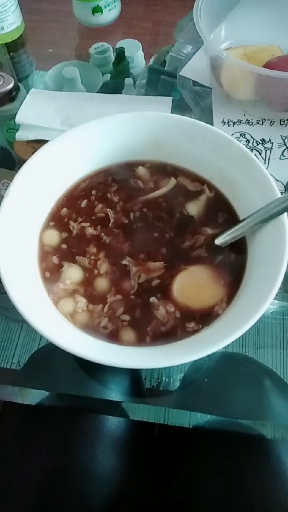冬天吃上一碗红糖醪糟小汤圆特别暖和。又营养浑身都暖呼呼的。