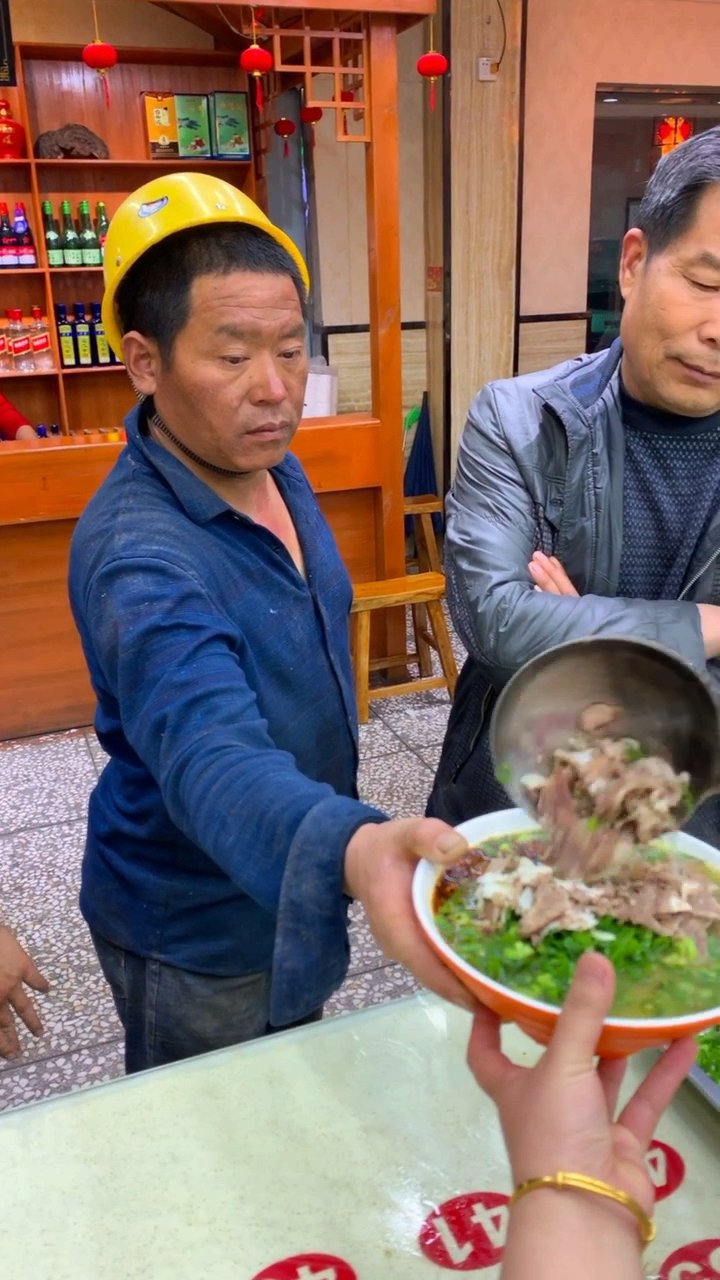给农民工大爷加勺肉
