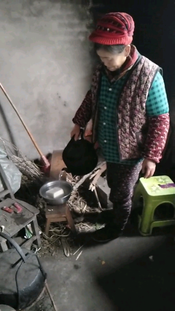 远嫁到四川有四十年了,娘家母亲九十岁没人照顾,我把她接回家,给她做最爱吃红烧豆腐