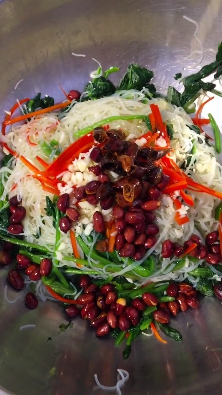 #自制家庭美食#粉丝果仁菠菜这样拌吃不够,天气热了以后会多更新家常凉拌菜的做法