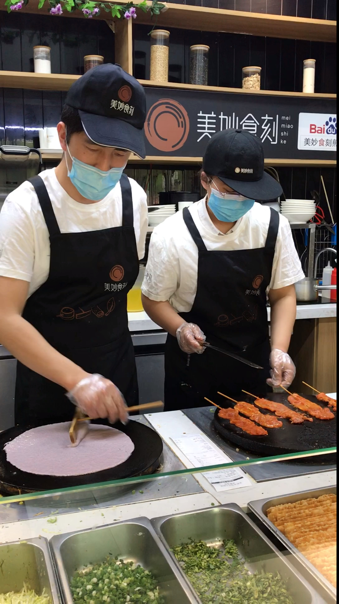 有老婆陪着我做煎饼,每天少说能做500张,煎饼配豆乳,营养美味,大人小孩都喜欢