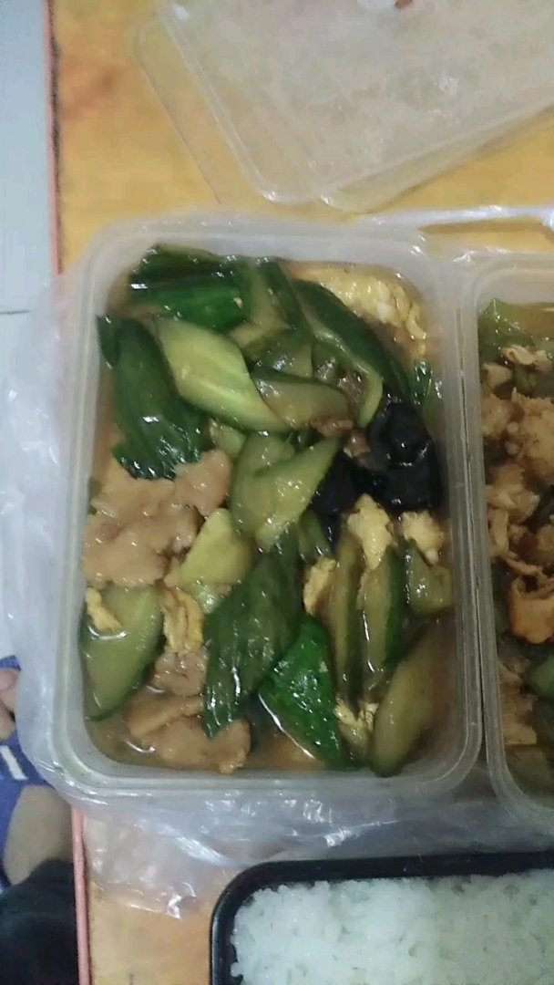 午餐,一份木须肉,一份酱椒鸡蛋,一盒米饭,一碗蛋花汤。