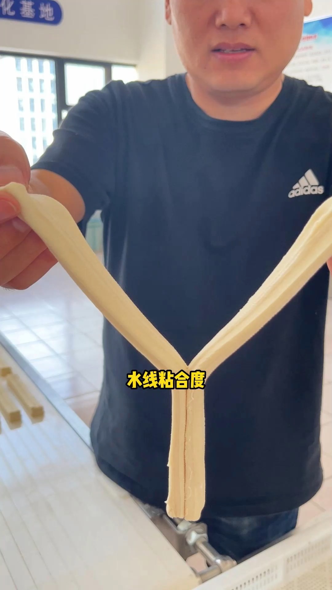 刚上市就被误会的油条机,油条好不好吃在于配方。机器就是代替手工做油条的工序了