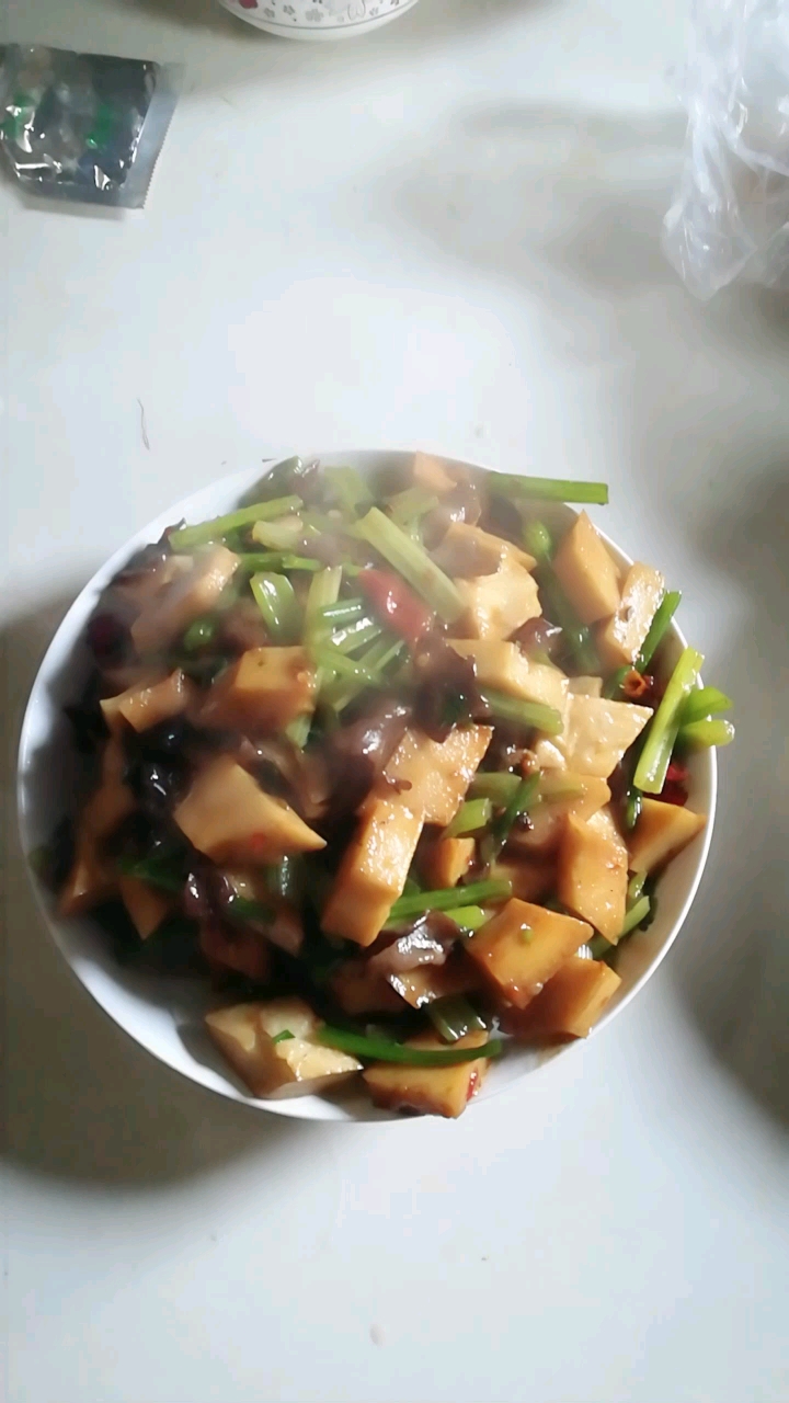 色香味俱全的豆腐芹菜