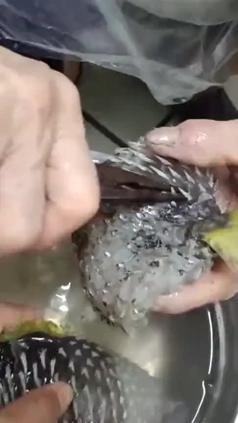 酒店老板娘嫌菜价贵,走进后厨一看,立马就沉默了