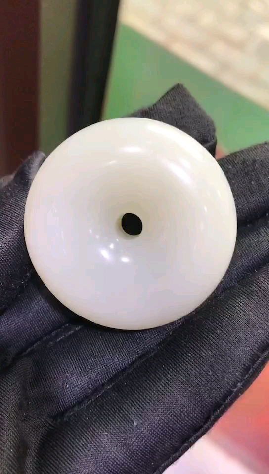 【圆满】新疆和田玉籽料面包圈,43克  38.38.16mm 皮色俏丽,细腻柔滑