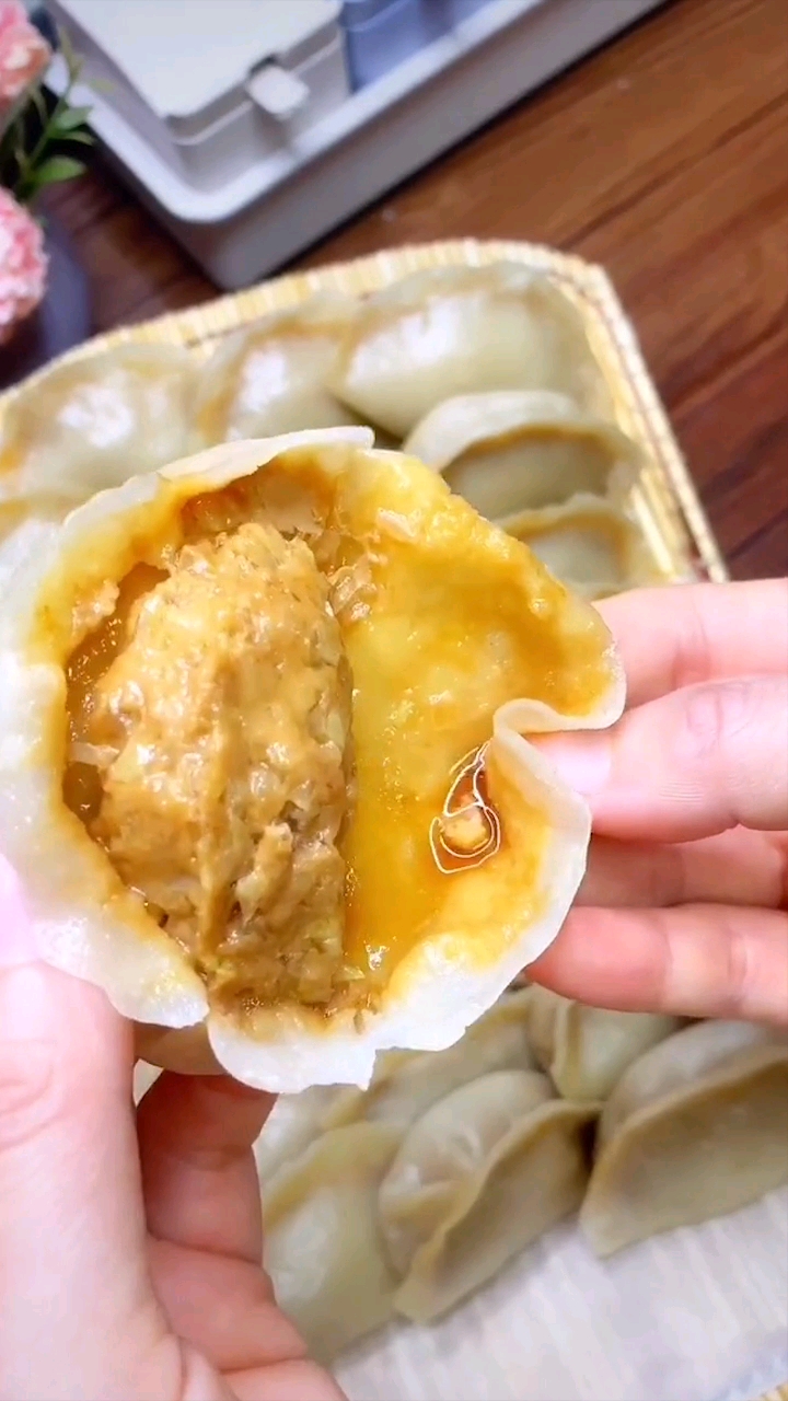 #音为有你#白菜猪肉蒸饺,汤汁鲜美皮薄馅足