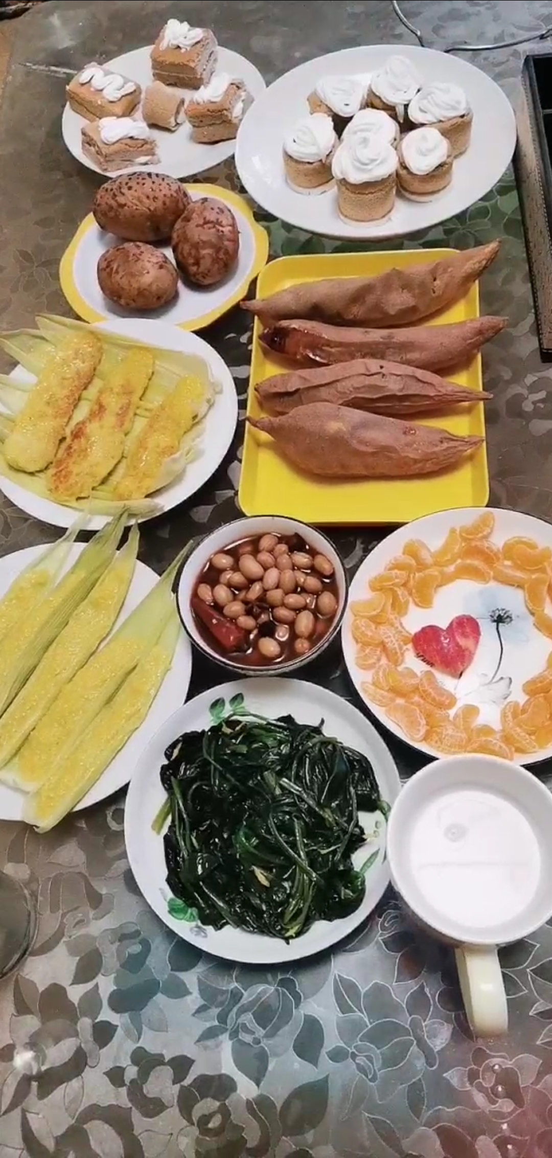 玉米耗子,姜汁菠菜,烤红薯土豆,自制卤花生,自制奶油可可小蛋糕,一不小心做多了