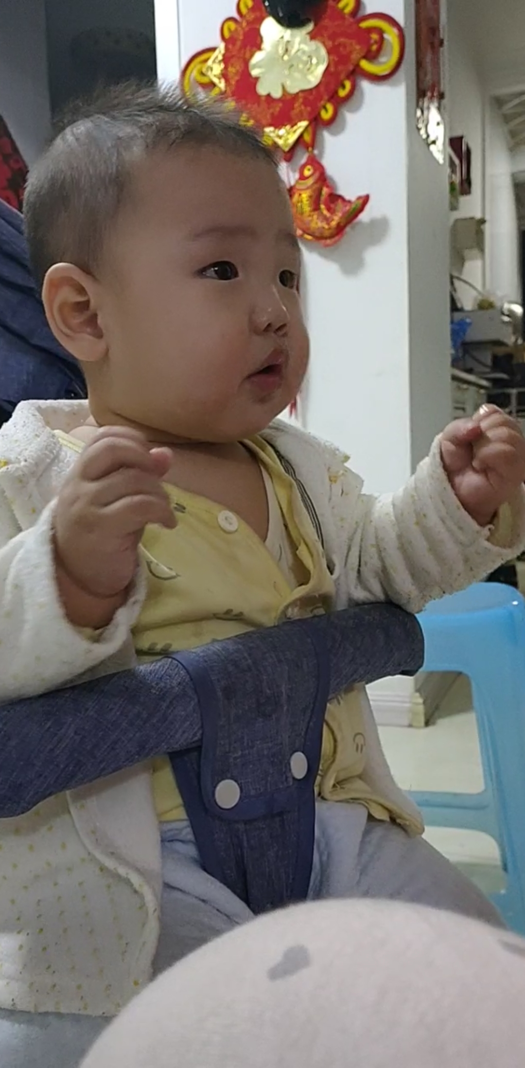 家里晚饭做个炸鸡脖,8个月的宝宝想吃,试着给块里面的肉肉,供不上嘴就不行不行的吆