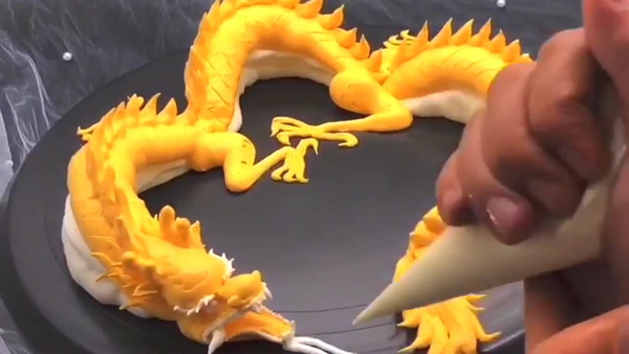 姐姐这个蛋糕造型技术真厉害竟然徒画出了一条龙很形象啊!