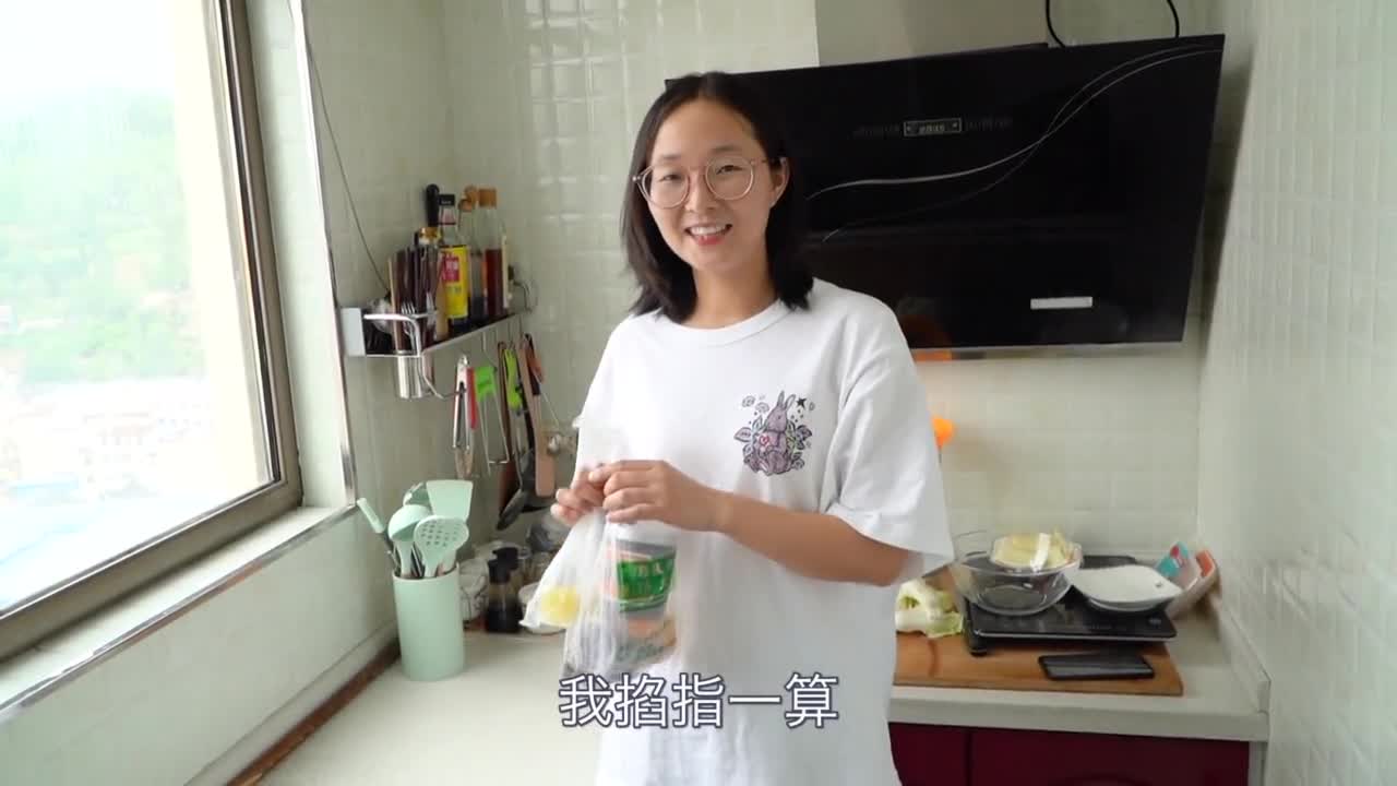小胖块钱做一大缸酸梅汤,搭配麻辣牛肉火锅,大胖吃过瘾了