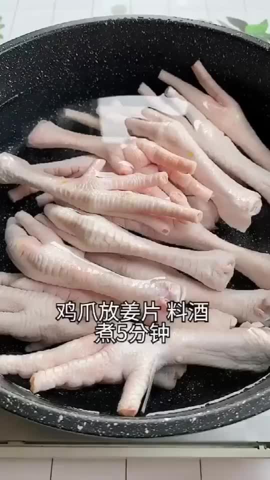 好物推荐网红酸辣无骨柠檬鸡爪做法来啦脱骨需要耐心,你想谁做给你吃呢