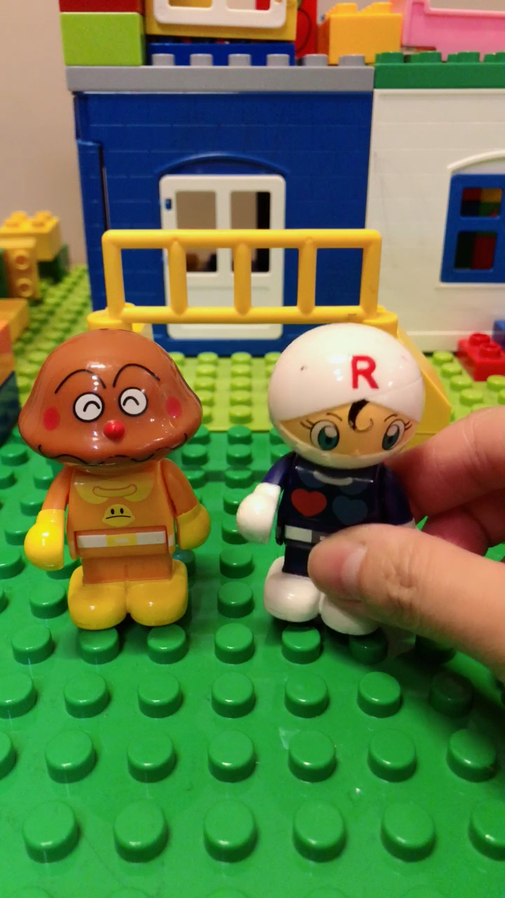 #家有萌娃#鳄鱼来了鳄鱼来了，咖喱包超人被咬了，螺旋面包超人赢了