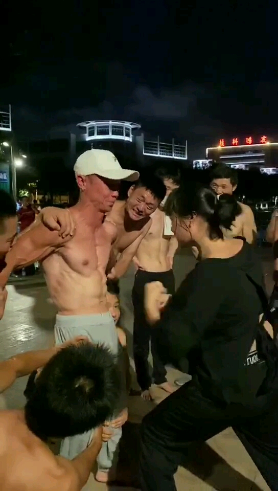 原因腹肌是这样练出来的,肌肉男给小姐姐训练腹肌扛打