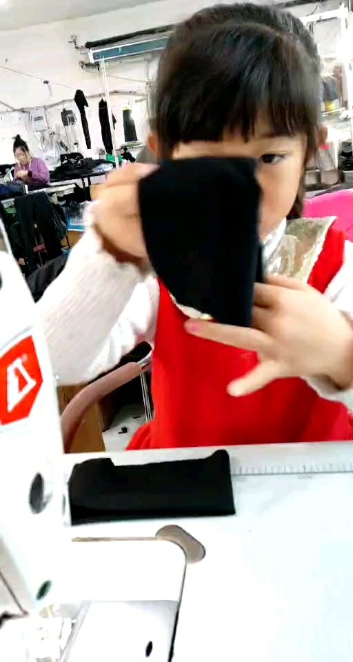 孩子放假了 在家没人带给孩子带服装厂来了孩子帮妈妈干活 关注我,关注全民小视频 